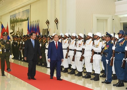 Thủ tướng Nguyễn Xuân Phúc hội đàm với Thủ tướng Campuchia Hun Sen - ảnh 3